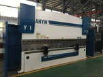 Màquines de premsat CNC de metall Yawei 4M